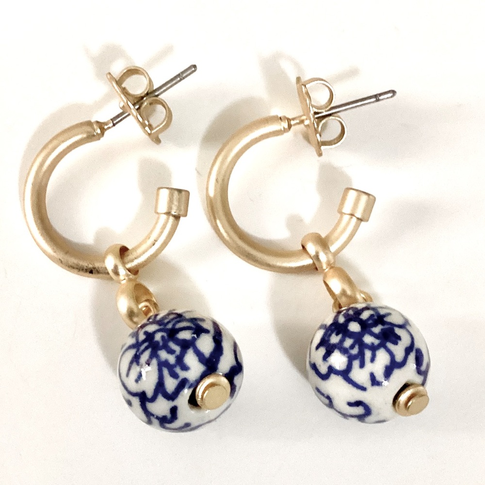 Patricia Nash Brushed Gold Hoop Drop Earrings Blue And White Floral Glass Bead - Picture 4 of 12